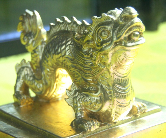 Triển l&atilde;m 11 ấn rồng v&agrave;ng tinh xảo triều Nguyễn 